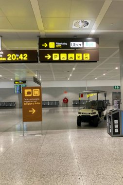 İspanya, Malaga - 4 Nisan 2025: Malaga, İspanya 'daki havaalanının geniş ve modern lobisi