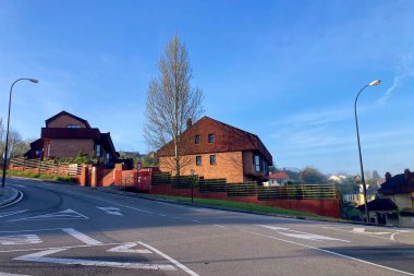 OVIEDO, İspanya - 7 Nisan 2025: Oviedo, İspanya 'da tipik kuzey İspanyol evleri