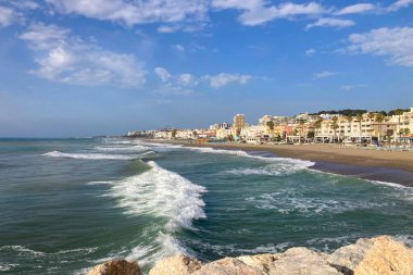 İspanya 'nın Torremolinos plajında güneşli sakin bir sabah