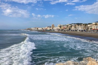 İspanya 'nın Torremolinos plajında güneşli sakin bir sabah