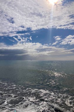 İspanya 'nın Torremolinos plajında güneşli sakin bir sabah