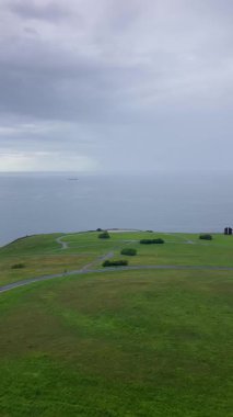 Yüksek Providencia perspektifinden görülen deniz manzarası Gijn, Asturias, İspanya 'da dramatik kıyı manzaraları sunuyor.