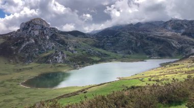 İspanya 'nın Asturias kentindeki Picos de Europa dağlarında yuva yapmış pitoresk Covadonga Gölleri nefes kesici doğal güzellik ve sükunet sunuyor.