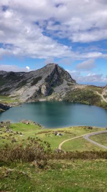 İspanya 'nın Asturias kentindeki Picos de Europa dağlarında yuva yapmış pitoresk Covadonga Gölleri nefes kesici doğal güzellik ve sükunet sunuyor.