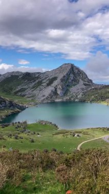İspanya 'nın Asturias kentindeki Picos de Europa dağlarında yuva yapmış pitoresk Covadonga Gölleri nefes kesici doğal güzellik ve sükunet sunuyor.