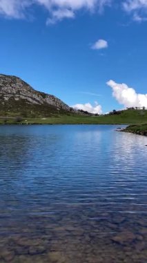 İspanya 'nın Asturias kentindeki Picos de Europa dağlarında yuva yapmış pitoresk Covadonga Gölleri nefes kesici doğal güzellik ve sükunet sunuyor.