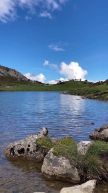 İspanya 'nın Asturias kentindeki Picos de Europa dağlarında yuva yapmış pitoresk Covadonga Gölleri nefes kesici doğal güzellik ve sükunet sunuyor.