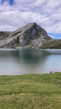 İspanya 'nın Asturias kentindeki Picos de Europa dağlarında yuva yapmış pitoresk Covadonga Gölleri nefes kesici doğal güzellik ve sükunet sunuyor.