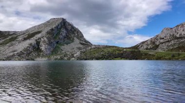 İspanya 'nın Asturias kentindeki Picos de Europa dağlarında yuva yapmış pitoresk Covadonga Gölleri nefes kesici doğal güzellik ve sükunet sunuyor.