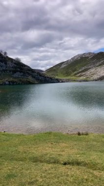 İspanya 'nın Asturias kentindeki Picos de Europa dağlarında yuva yapmış pitoresk Covadonga Gölleri nefes kesici doğal güzellik ve sükunet sunuyor.