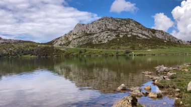 İspanya 'nın Asturias kentindeki Picos de Europa dağlarında yuva yapmış pitoresk Covadonga Gölleri nefes kesici doğal güzellik ve sükunet sunuyor.