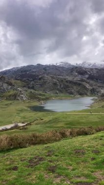 İspanya 'nın Asturias kentindeki Picos de Europa dağlarında yuva yapmış pitoresk Covadonga Gölleri nefes kesici doğal güzellik ve sükunet sunuyor.