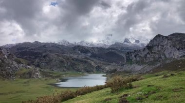 İspanya 'nın Asturias kentindeki Picos de Europa dağlarında yuva yapmış pitoresk Covadonga Gölleri nefes kesici doğal güzellik ve sükunet sunuyor.