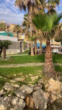 TORREMOLINOS, SPAIN - 10 Nisan 2025: İspanya 'nın Torremolinos kentindeki toprak toprak seti üzerinde bir çim biçme makinesi çimleri biçiyor