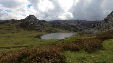 İspanya 'nın Asturias kentindeki Picos de Europa dağlarında yuva yapmış pitoresk Covadonga Gölleri nefes kesici doğal güzellik ve sükunet sunuyor.