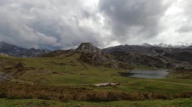 COVADONGA, İspanya - 6 Nisan 2025: İspanya 'nın Asturias kentindeki Picos de Europa dağlarında yer alan Covadonga Gölü' ne yürüyüş