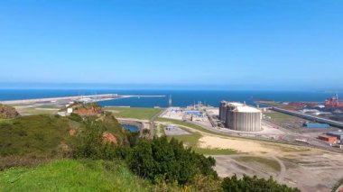 GijON, İspanya - 7 Nisan 2025: Gijn limanı Gijn, Asturias, İspanya 'daki manzaralı kıyı manzaraları arasında yerleşim yerleri