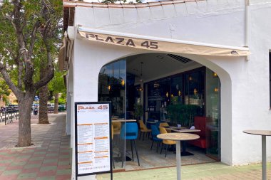 FRIGILIANA, SPAIN - 10 Mayıs 2025: Frigiliana, İspanya 'da beyazlatılmış evler ve renkli çiçeklerle çevrili büyüleyici dar sokaklarda huzurlu bir yürüyüş