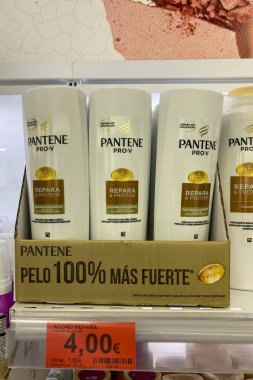 MALAGA, SPAIN - 9 Mayıs 2025: Mercadona süpermarketindeki raflarda gıda, içecek ve İspanya 'nın Malaga kentindeki ev eşyaları da dahil olmak üzere çok çeşitli ürünler depolandı