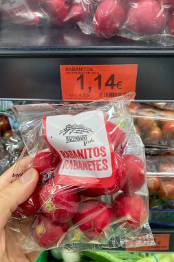 MALAGA, SPAIN - 9 Mayıs 2025: Mercadona süpermarketindeki raflarda gıda, içecek ve İspanya 'nın Malaga kentindeki ev eşyaları da dahil olmak üzere çok çeşitli ürünler depolandı