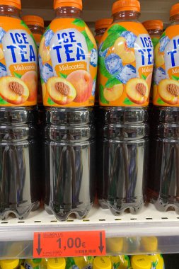 MALAGA, SPAIN - 9 Mayıs 2025: Mercadona süpermarketindeki raflarda gıda, içecek ve İspanya 'nın Malaga kentindeki ev eşyaları da dahil olmak üzere çok çeşitli ürünler depolandı