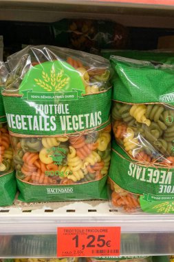 MALAGA, SPAIN - 9 Mayıs 2025: Mercadona süpermarketindeki raflarda gıda, içecek ve İspanya 'nın Malaga kentindeki ev eşyaları da dahil olmak üzere çok çeşitli ürünler depolandı