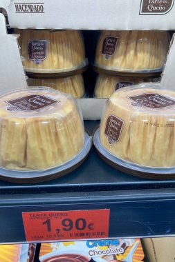 MALAGA, SPAIN - 9 Mayıs 2025: Mercadona süpermarketindeki raflarda gıda, içecek ve İspanya 'nın Malaga kentindeki ev eşyaları da dahil olmak üzere çok çeşitli ürünler depolandı