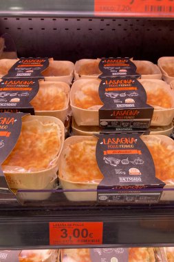 MALAGA, SPAIN - 9 Mayıs 2025: Mercadona süpermarketindeki raflarda gıda, içecek ve İspanya 'nın Malaga kentindeki ev eşyaları da dahil olmak üzere çok çeşitli ürünler depolandı