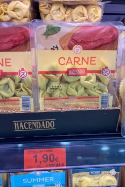 MALAGA, SPAIN - 9 Mayıs 2025: Mercadona süpermarketindeki raflarda gıda, içecek ve İspanya 'nın Malaga kentindeki ev eşyaları da dahil olmak üzere çok çeşitli ürünler depolandı