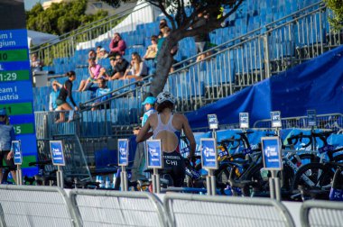 TORREMOLINOS, İspanya - 20 Ekim 2024: Dünya Triatlon Şampiyonası finali, 20 Ekim 2024 tarihinde İspanya 'nın Torremolinos kentinde felçliler