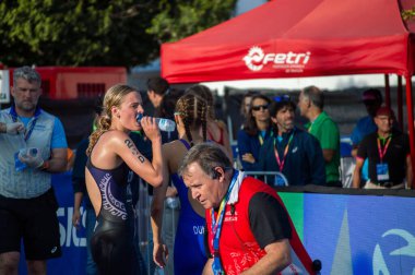 TORREMOLINOS, İspanya - 20 Ekim 2024: Dünya Triatlon Şampiyonası finali, 20 Ekim 2024 tarihinde İspanya 'nın Torremolinos kentinde felçliler