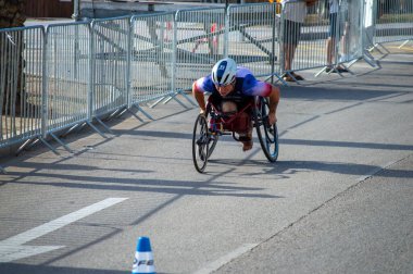 TORREMOLINOS, İspanya - 20 Ekim 2024: Dünya Triatlon Şampiyonası finali, 20 Ekim 2024 tarihinde İspanya 'nın Torremolinos kentinde felçliler