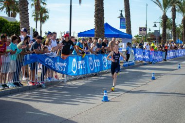 TORREMOLINOS, İspanya - 20 Ekim 2024: Dünya Triatlon Şampiyonası finali, 20 Ekim 2024 tarihinde İspanya 'nın Torremolinos kentinde felçliler