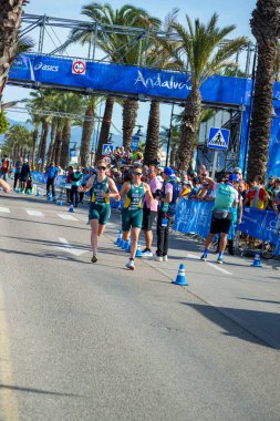 TORREMOLINOS, İspanya - 20 Ekim 2024: Dünya Triatlon Şampiyonası finali, 20 Ekim 2024 tarihinde İspanya 'nın Torremolinos kentinde felçliler