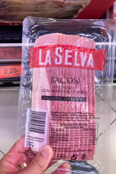 MALAGA, SPAIN - 9 Mayıs 2025: Mercadona süpermarketindeki raflarda gıda, içecek ve İspanya 'nın Malaga kentindeki ev eşyaları da dahil olmak üzere çok çeşitli ürünler depolandı
