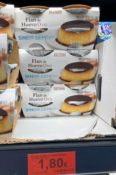 MALAGA, SPAIN - 9 Mayıs 2025: Mercadona süpermarketindeki raflarda gıda, içecek ve İspanya 'nın Malaga kentindeki ev eşyaları da dahil olmak üzere çok çeşitli ürünler depolandı