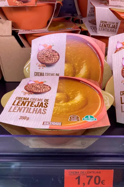 MALAGA, SPAIN - 9 Mayıs 2025: Mercadona süpermarketindeki raflarda gıda, içecek ve İspanya 'nın Malaga kentindeki ev eşyaları da dahil olmak üzere çok çeşitli ürünler depolandı