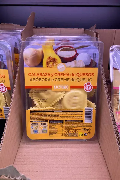 MALAGA, SPAIN - 9 Mayıs 2025: Mercadona süpermarketindeki raflarda gıda, içecek ve İspanya 'nın Malaga kentindeki ev eşyaları da dahil olmak üzere çok çeşitli ürünler depolandı