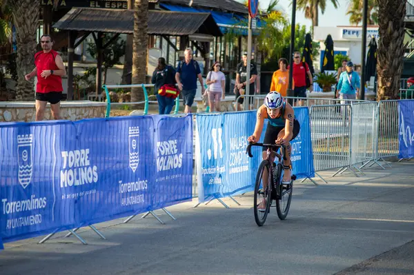 TORREMOLINOS, İspanya - 20 Ekim 2024: Dünya Triatlon Şampiyonası finali, 20 Ekim 2024 tarihinde İspanya 'nın Torremolinos kentinde felçliler