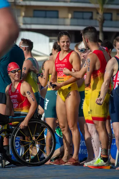 TORREMOLINOS, İspanya - 20 Ekim 2024: Dünya Triatlon Şampiyonası finali, 20 Ekim 2024 tarihinde İspanya 'nın Torremolinos kentinde felçliler