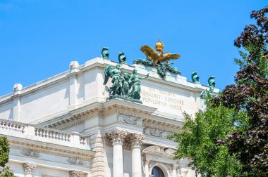 VIENNA, AUSTRIA - 18 Temmuz 2024: Habsburg saray kompleksi 18 Temmuz 2024 'te Avusturya' nın Viyana kentinde süslü, barok iç mekanlar ve bahçe