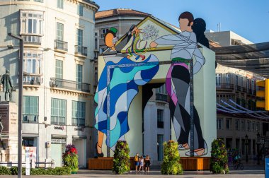 MALAGA, İspanya - 13 Ağustos 2023: 13 Ağustos 2023 'te İspanya' nın Malaga kentindeki Larios Caddesi 'nin başındaki Feria Kapısı