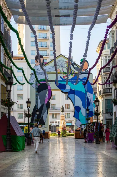 MALAGA, İspanya - 13 Ağustos 2023: 13 Ağustos 2023 'te İspanya' nın Malaga kentindeki Larios Caddesi 'nin başındaki Feria Kapısı