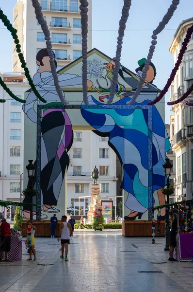 MALAGA, İspanya - 13 Ağustos 2023: 13 Ağustos 2023 'te İspanya' nın Malaga kentindeki Larios Caddesi 'nin başındaki Feria Kapısı