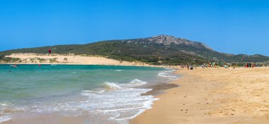 TARIFA, İspanya - 25 Mayıs 2024: Valdevaqueros sahilinde uçurtmanın tadını çıkarmak, Gibraltar Boğazı Tarifa, İspanya 25 Mayıs 2024