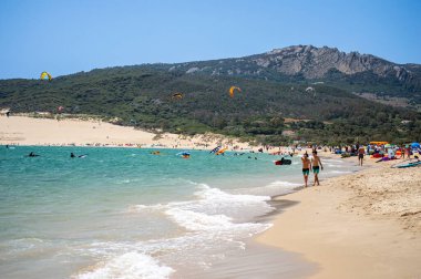 TARIFA, İspanya - 25 Mayıs 2024: Valdevaqueros sahilinde uçurtmanın tadını çıkarmak, Gibraltar Boğazı Tarifa, İspanya 25 Mayıs 2024