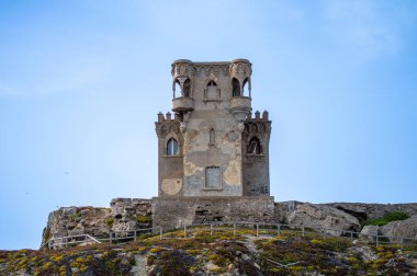 TARIFA, İspanya - 25 Mayıs 2024: Tarifa şehri ve Santa Catalina Kalesi Tarifa, İspanya 'daki Las Palomas Adası' ndan 25 Mayıs 2024
