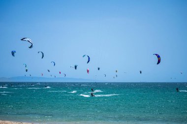 TARIFA, İspanya - 25 Mayıs 2024: Valdevaqueros sahilinde uçurtmanın tadını çıkarmak, Gibraltar Boğazı Tarifa, İspanya 25 Mayıs 2024