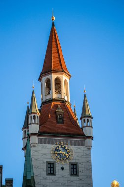 MÜZİK, GERMANE - 1 Aralık 2024: Münih, Almanya 'daki Eski Marienplatz Belediye Sarayı