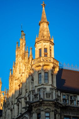 MUNİH, GERMANY - 1 Aralık 2024: Yeni Belediye Binası (Neue Rathaus) 1 Aralık 2024 tarihinde Münih, Almanya 'da Marienplatz' ın kuzey bölümünü oluşturur.